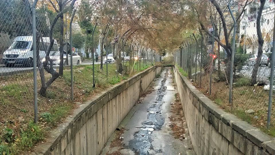 Bu bölgede, bu kuyu dışında, eski derelerin izlerini taşıyan, akarca olarak anılan cılız su kaynakları, çok cılız da olsa, bölgede halen açıktan akan tek dere olan, Bomonti civarındaki İncirli Dere (Feriköy Deresi de denilir) gibi su kaynakları,  #İncirlidere  #Feriköy  #Bomonti