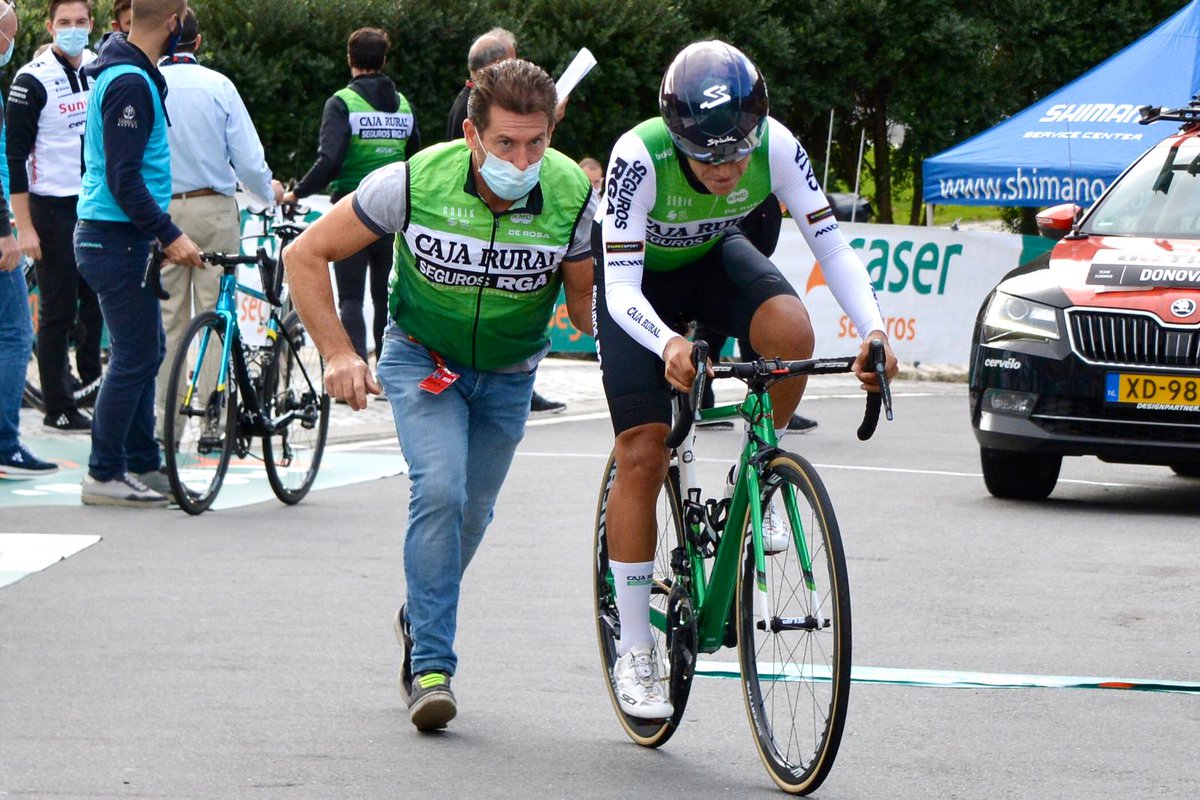 CajaRural_RGA's tweet photo. ⏱ Hoy fue día contra el crono en #LaVuelta20, con las duras rampas de Ézaro como colofón a un precioso recorrido y una zona habilitada para el cambio de bici previo a la subida. Desde mañana, toca aprovechar cada oportunidad hasta el domingo.

📸 @PhotoGomezSport (1, 2 y 3) https://t.co/qp6vkotTm1