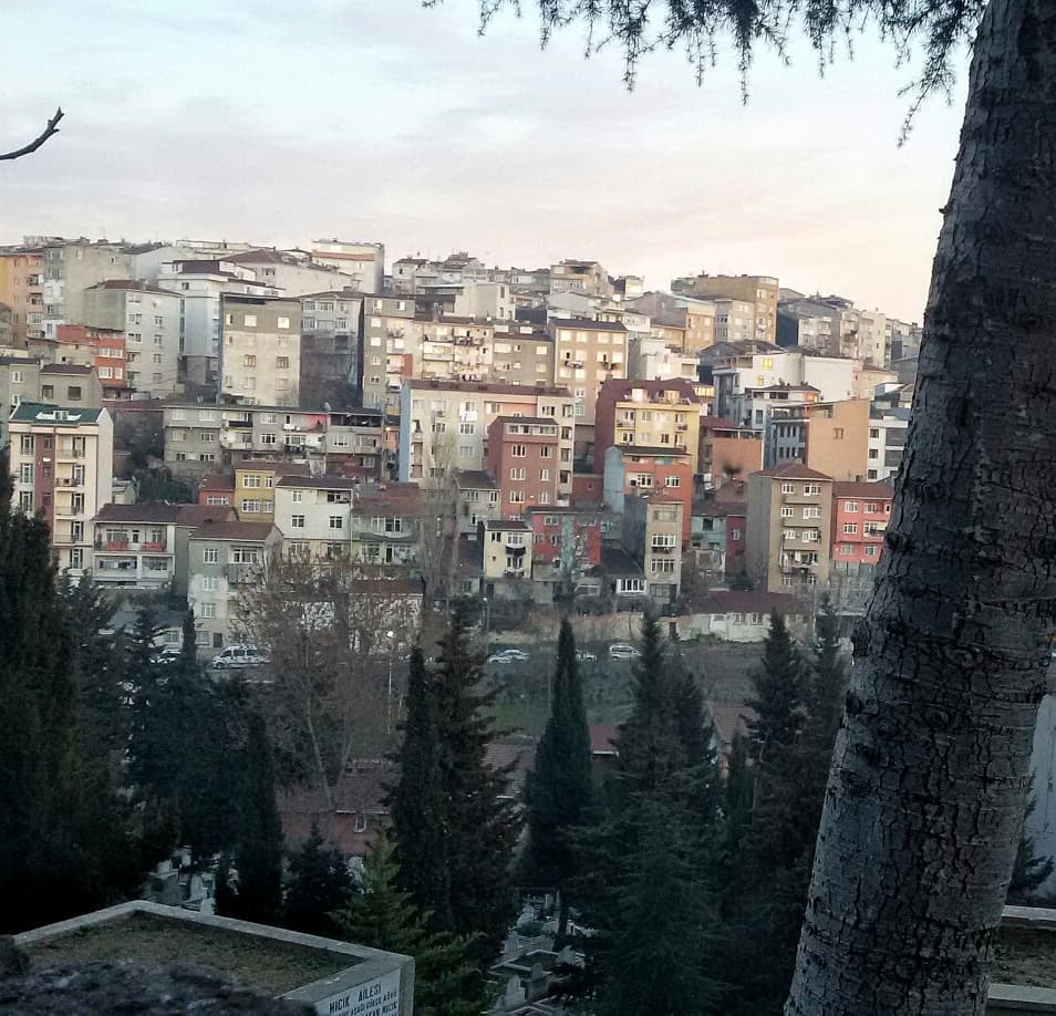 Ve tabii ki, bir çok kez olduğu gibi, sokak isimleri... Örneğin Hacıhüsrev'deki bir sokağın ismi Sahaf Kuyusudur, Hacıhüsrev'i, Hacıahmet'ten Cin Deresi Sokak ayırır, Hacıahmet Parkının altı deredir.