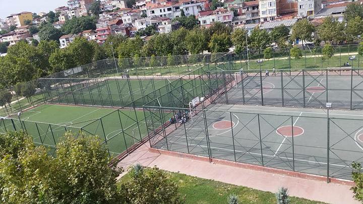 Ve tabii ki, bir çok kez olduğu gibi, sokak isimleri... Örneğin Hacıhüsrev'deki bir sokağın ismi Sahaf Kuyusudur, Hacıhüsrev'i, Hacıahmet'ten Cin Deresi Sokak ayırır, Hacıahmet Parkının altı deredir.