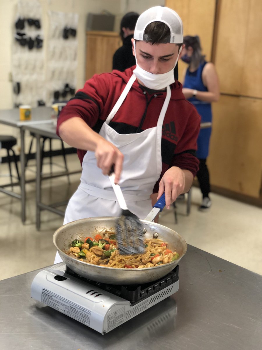 Sjohnston323's tweet photo. 6th hour ProStart practicing more knife skills with a chicken stir fry! #GoLiberators #BHSProStart #ProStart https://t.co/sgBBX8kmmP