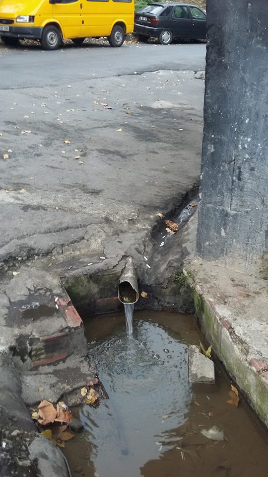 Kurtuluş'ta Peşkirağası ve Kınalıkeklik Sokaklarda(9.Fotoğraf), Kasımpaşa'da halen suyu akan maslaklar vardır...Ne var ki giderek, suları azalmaktadır.  #Kurtuluş  #Tatavla  #Kasımpaşa