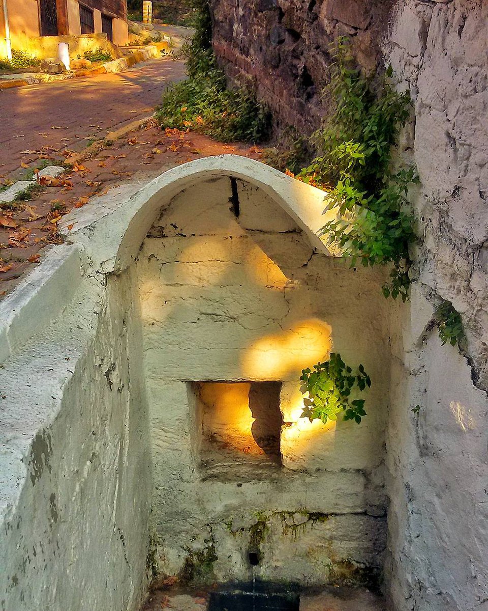 Kurtuluş'ta Peşkirağası ve Kınalıkeklik Sokaklarda(9.Fotoğraf), Kasımpaşa'da halen suyu akan maslaklar vardır...Ne var ki giderek, suları azalmaktadır.  #Kurtuluş  #Tatavla  #Kasımpaşa