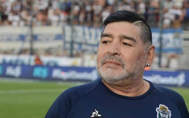 provincia1270's tweet photo. #AHORA @marita1270 desde el móvil de @provincia1270 en #Ipensa nos actualiza información sobre la salud de Diego Maradona. El DT de @gimnasiaoficial tendría un hematoma subdural y sería operado en las próximas horas. https://t.co/cu5Tk49cZm
