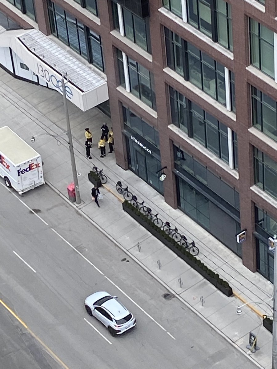peripheraL's tweet image. .@TorontoPolice six cops taking and hour long coffee break. Nice.