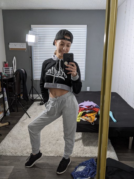 Grey sweatpants typa day. Should wear my strap-on underneath?😋 https://t.co/sD7NSC2dZ1