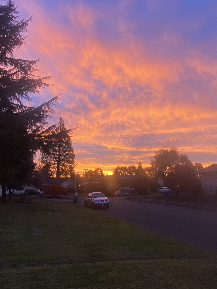 UMontChris92's tweet photo. Sunrise. Election Day 2020. https://t.co/oVm17gvn8V