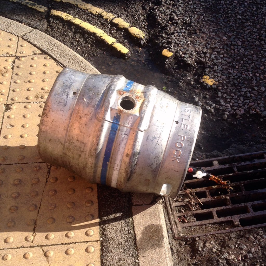 pluscezplus's tweet photo. Start to unload the barrel and get ready for lockdown. 
#uklockdown #pubclosures #castlerock #zerowaste #whatashame #CAMRA https://t.co/iTpCfaJFpf