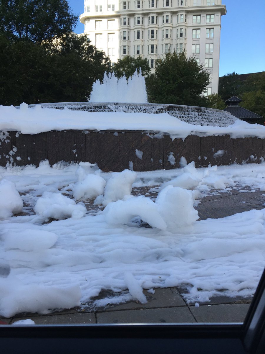 cneiner's tweet photo. ⁦@GeorgiaStateU⁩ bubbling with optimism on this spectacular day! #woodruffparkfountain #stateyourpath ⁦@PantherCareer⁩ https://t.co/1CGzWrF9Fx