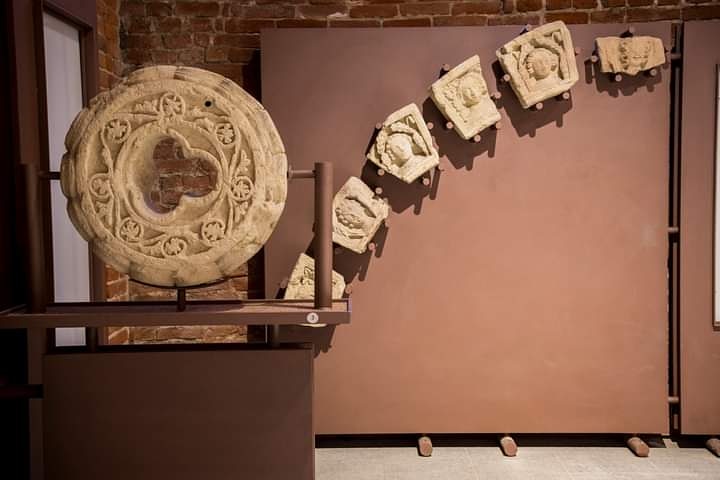AstiMusei's tweet photo. #panoramica sulla #sala "#asti perduta" della #cripta di S. Anastasio con #elementi #lapidei provenienti per la maggior parte da #chiese #perdute della nostra #città, #piemonte #museo #lapidario #fondazioneastimusei @Abb_Musei https://t.co/6anldwaC0r