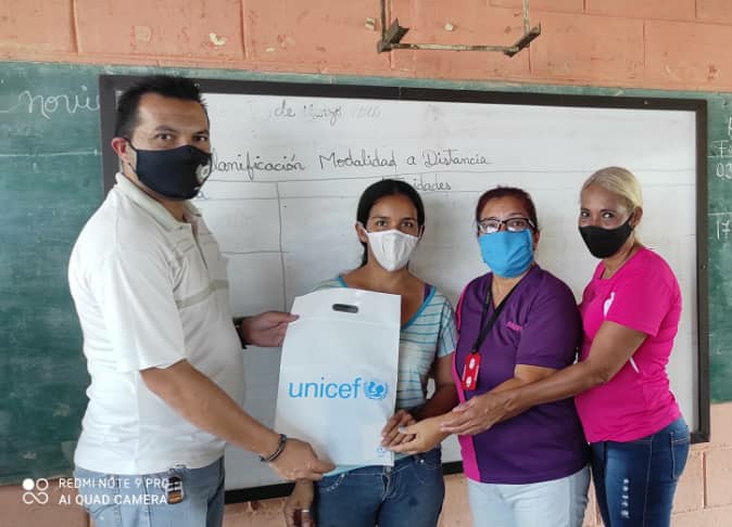 #03Nov Con mucho gozo y alegría, se inicio hoy la entrega de Cotillones Escolares  a nuestros Estudiantes por parte de <a href="/unicefvenezuela/">UNICEF Venezuela</a> y @MPPEDUCACION, <a href="/NicolasMaduro/">Nicolás Maduro</a> @psuvaristobulo <a href="/MirnaT_Vies/">Mirna TERESA Vies de Alvarez</a> @MPPEDUCACION <a href="/gustavorinc_n/">Gustavo Rincón</a>