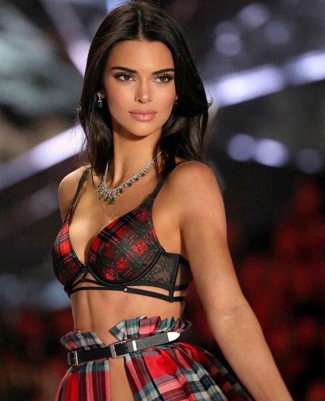 HAPPY BIRTHDAY KENDALL JENNER 
I LOVE U SWEET KENNY   