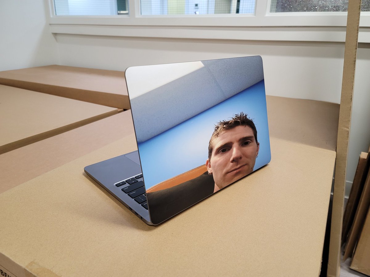 LinusTech's tweet photo. I showed you my D.... Brand skin pls respond https://t.co/79QEhCKWGz