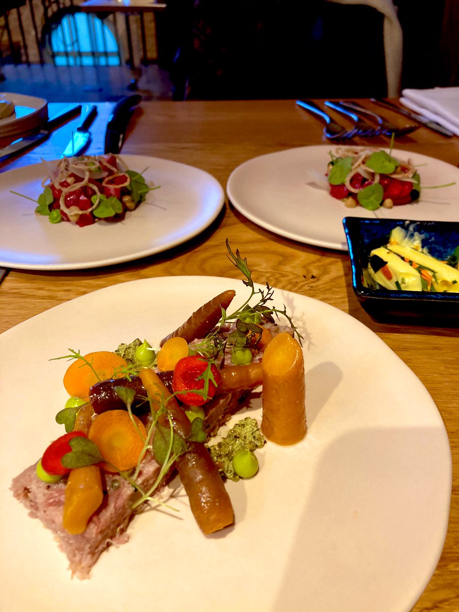 LaurasBakery's tweet image. Absolutely outstanding lunch @TheBarnMH @Maldoddy89 (Blake on her 2nd course of wotsits there 🤣) Getting this in while I can, it was the plan for my ten days off anyway! (starting Saturday)! 🙈😭 Really lovely to see you too @MarkDBirchall 😌😌 #favechef