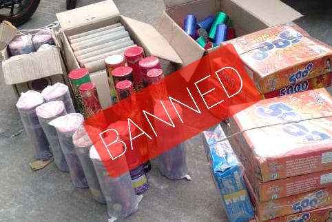 hwhcitypolice's tweet photo. Today (03.11.20) #DasnagarPS &amp; #EnforcementBranch conducted a joint raid in a shop under #DasnagarPS where a good quantity of banned fire crackers have been seized &amp; also arrested one Arup Shaw of Ichhapur, Jagacha as he stored this without valid license. Over this started a case https://t.co/5lZy511wZe