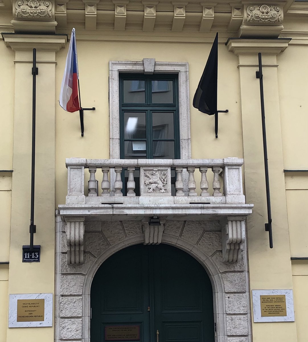 CZinVienna's tweet photo. Spolková vláda vyhlásila na ranním zasedání třídenní státní smutek a vybídla k uctění obětí teroristického útoku ve Vídni polední minutou ticha. Jejich památce jsme se při této příležitosti měli čest poklonit také my. #ViennaStrong #ViennaTerrorAttack https://t.co/u14qYNOfCQ https://t.co/bn5J044Stp