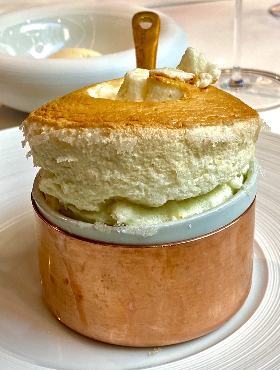 En #Saddle se escenifica a la vista la terminación de grandes recetas fieles a la vieja liturgia clásica. Platos como el pâté en croute, el lenguado meunièr, el costillar de cordero o el suflé al Grand Marnier se ultiman en la sala. Gran momento el de este rte. Menú 120 P8,5