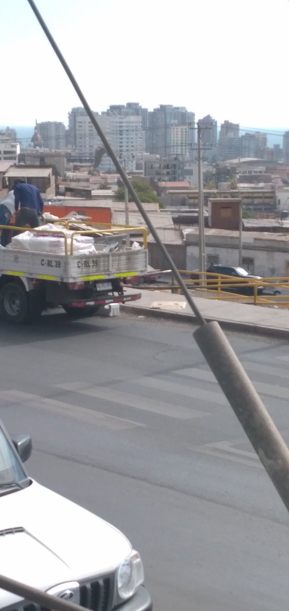 Campaña #Antofagasta NO es tú basurero, recibe denuncia de camión botando basura entre  Av. Andrés Sabella y Serrano. 
Ya estamos gestionando con la autoridad, pero además pedimos evitar esto, ya que los contenedores son para basura domiciliaria. 
🤜🤛 juntos contra la basura.