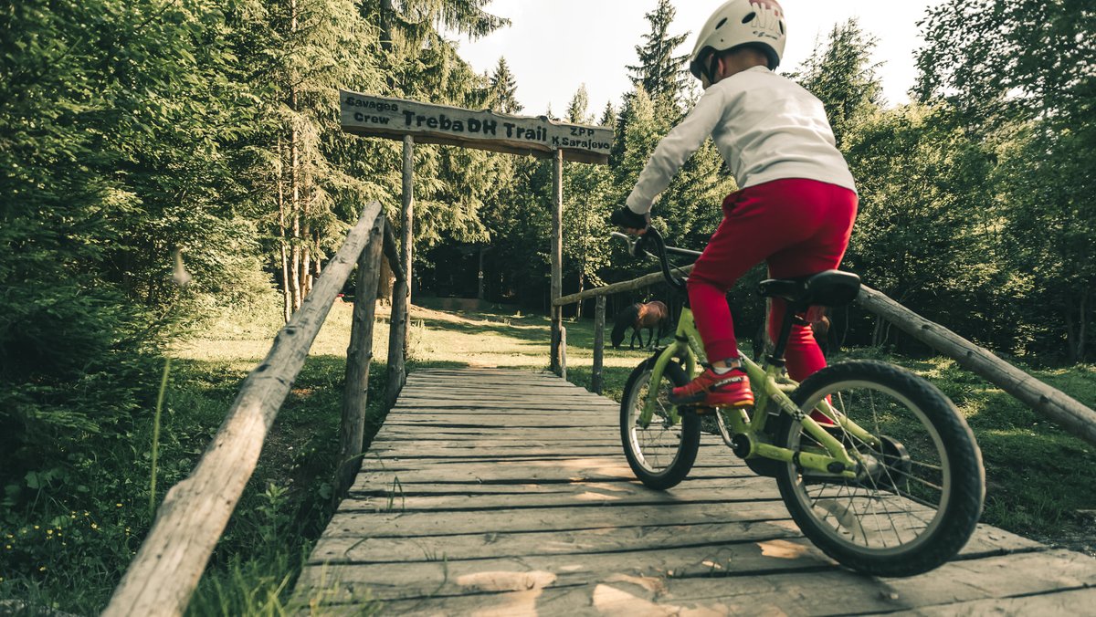 Vanja_Filip's tweet photo. 100 seconds of raw #mtb #downhill shredding on mount Trebević, near #Sarajevo. I miss working on this trail and riding it with friends from #SavagesCrew who also organize #DIY international races there known as #TrebaDH. #adventure  #Bosnia 🇧🇦

https://t.co/023lVd82K5 https://t.co/ycIK8OGaL0