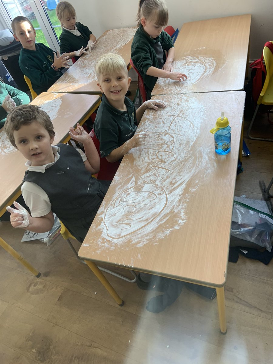 MissRosewell's tweet photo. Today we practiced our phonics using shaving foam! #MakeLearningFun #SensoryIntegration #BayTeam @GreenwaysPri https://t.co/jcmB1SrVbY