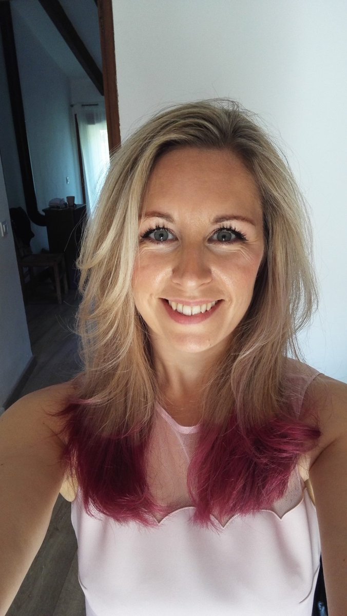 A final week of hello to artist Jenna Wass! Jenna enjoys creating art that is colourful and brings a little joy and delight to the world.
Self-taught, she enjoys painting at home with her young family- her greatest supporters and
most honest critics!