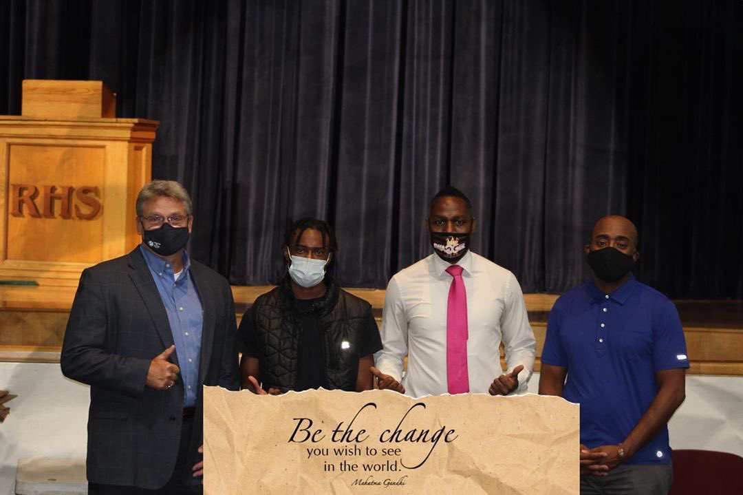 swaGGerscan's tweet photo. 🎗SwaggerScan founder brings top political figures to #RickardsHigh in Tallahassee, Fla. to help seniors register to vote. Pictures are Supervisor of Elections - #MarkEarly and former Sup. of Elections - @RepAlanWilliams (@RickardsHS)
—
#2020Elections
#elections
#FloridaVoters https://t.co/U9k4orq0zB