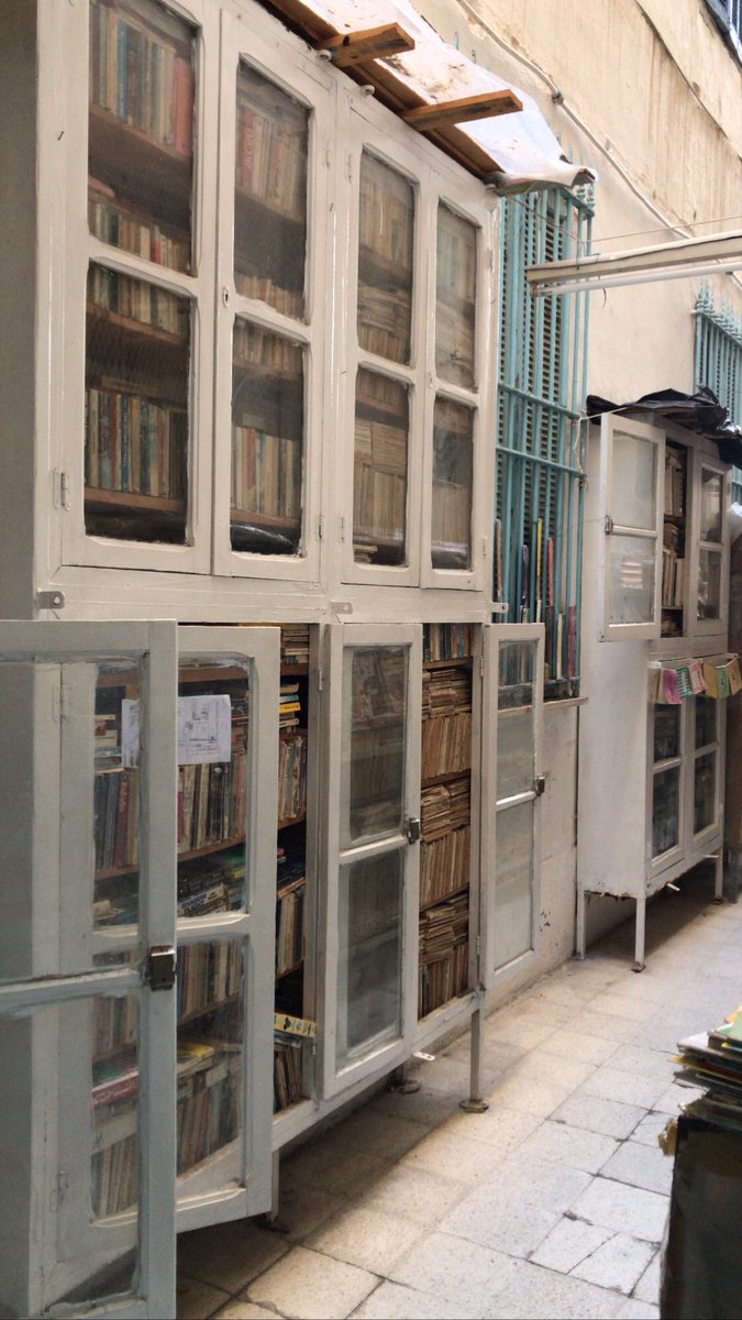 Ce trésor risque de disparaître.

• Malheureusement bouquiniste de la Rue d'Angleterre à Tunis a déclaré sa faillite et va fermer sa librairie... nous devons sauver ce coin!