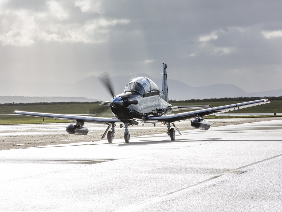 RoyalAirForce's tweet photo. Four Texan T1 basic training aircraft have arrived at their new home at @RAF_Valley, an expansion of the basic training fleet to provide more fighter pilots to the front line.
#NextGenRAF
#UKMFTS https://t.co/bldveUQTDl