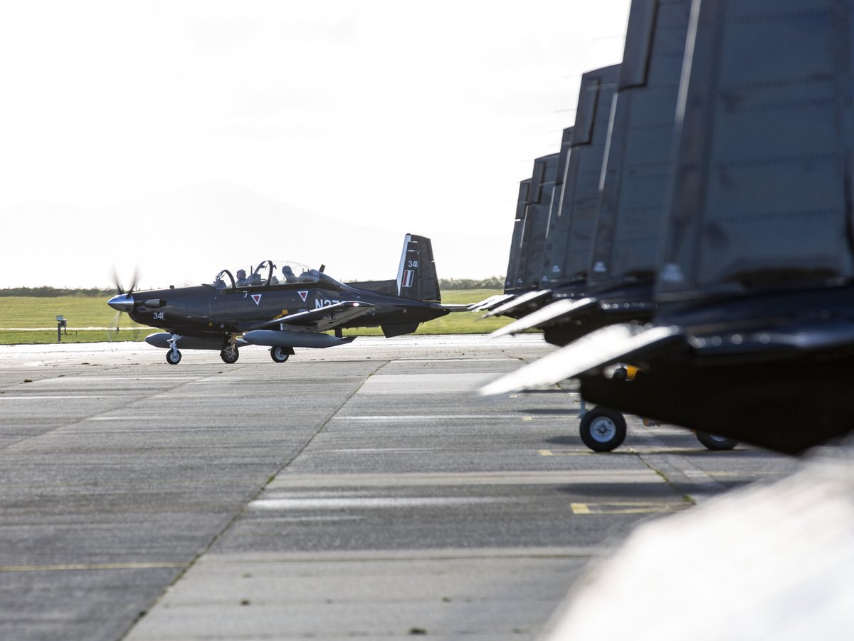 RoyalAirForce's tweet photo. Four Texan T1 basic training aircraft have arrived at their new home at @RAF_Valley, an expansion of the basic training fleet to provide more fighter pilots to the front line.
#NextGenRAF
#UKMFTS https://t.co/bldveUQTDl
