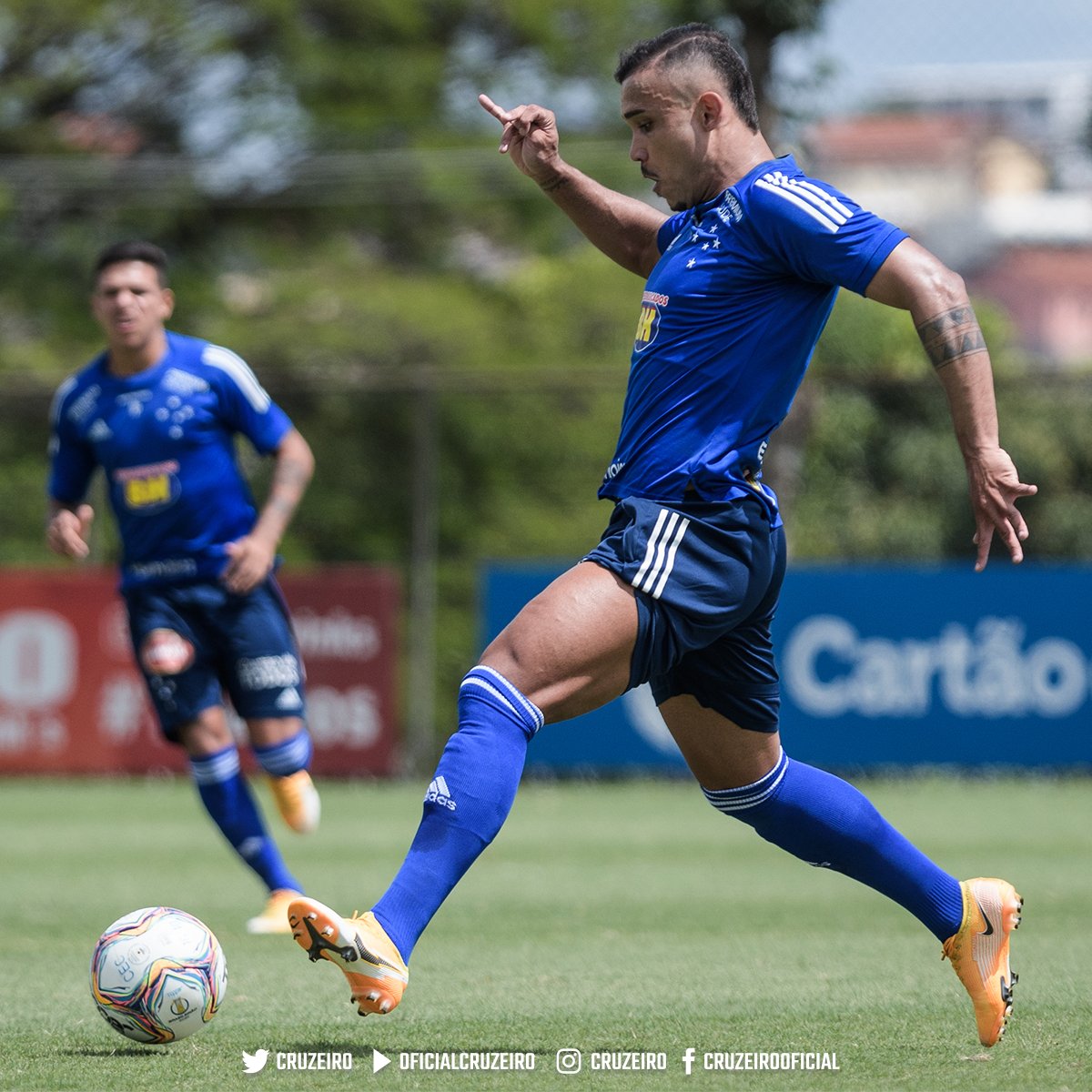 Cruzeiro's tweet photo. Tem cara nova na Toca II ⚪🔵🦊

Nesta manhã, o atacante William Pottker realizou seu primeiro treino junto ao elenco celeste. Confira algumas fotos!

📷 Gustavo Aleixo / Cruzeiro
⠀
#UmTimeDeTodos https://t.co/fQJBoa1fbT