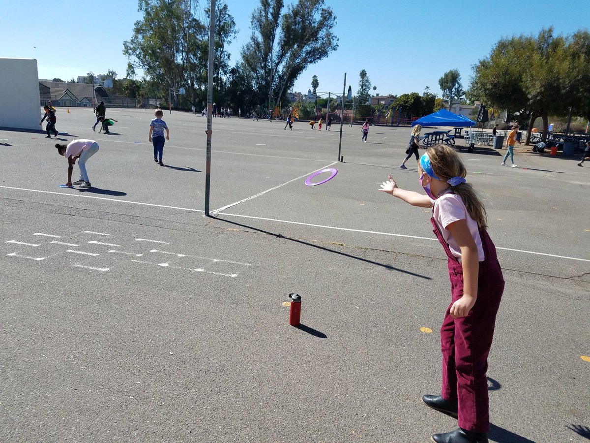 MsTCash1's tweet photo. Ms. Cash's class playing Frisbee. @CasitaMagnet https://t.co/yBvZOHS54n