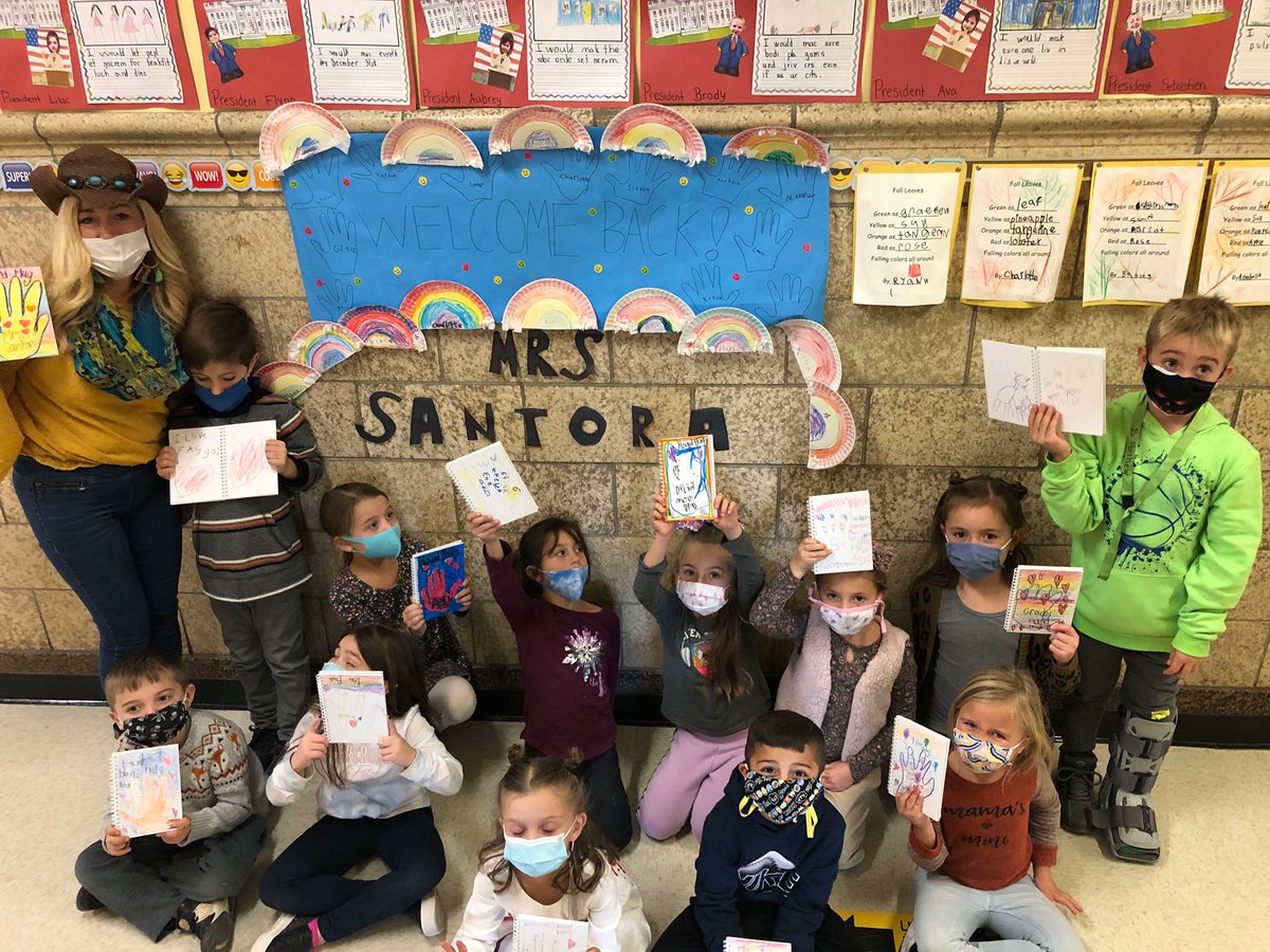 BPESchool's tweet photo. Mrs. Santora’s class had students make their own Hand Hug journals to take back and forth from home and school! What a cute idea!!!  @NikiSpears4 #handhug https://t.co/lgdkTMi1qO