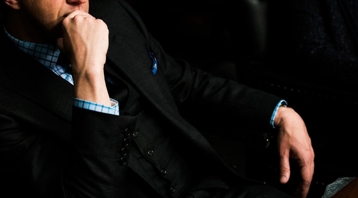 raúl esparza's hands, a thread