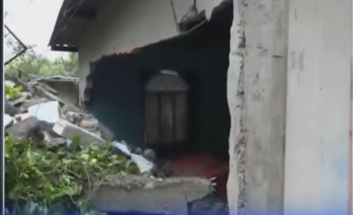 ccanacahn's tweet photo. ¡Lamentable! La menor Noraly Gamez Bonilla de 13 años de edad es la primera víctima que deja el #HuracánEta en Honduras, quien falleció luego de quedar soterrada en la Col.Lomas del Carmen en la zona norte del país.
#FeriadoMorázanicoHN #ProyectoNoticia https://t.co/GvnriaGBvA