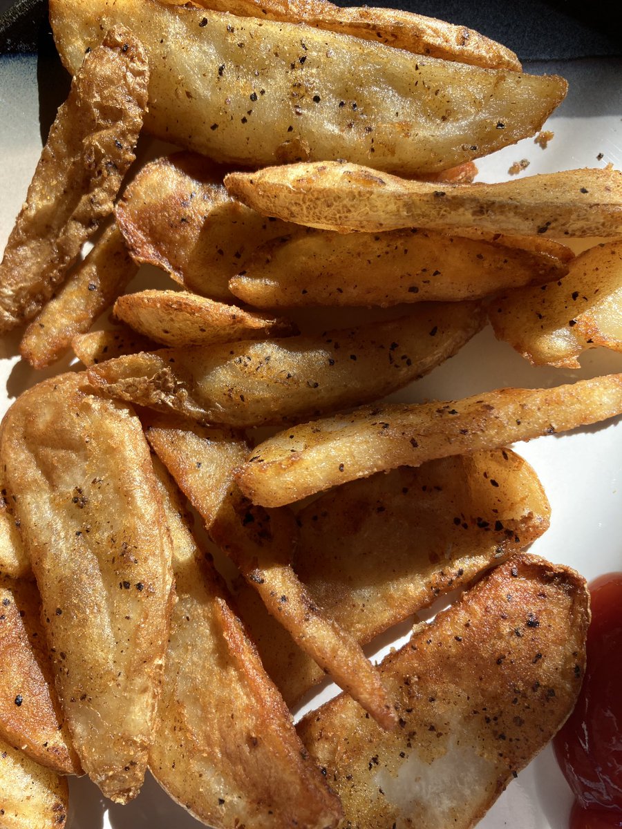 tbellpotatoes's tweet photo. If you’re still mourning the loss of fiesta potatoes (aren’t we all?), give Wendy’s breakfast potatoes a try. Similar texture: fluffy on the inside and crispy on the outside. https://t.co/Q08hJ4iE7h