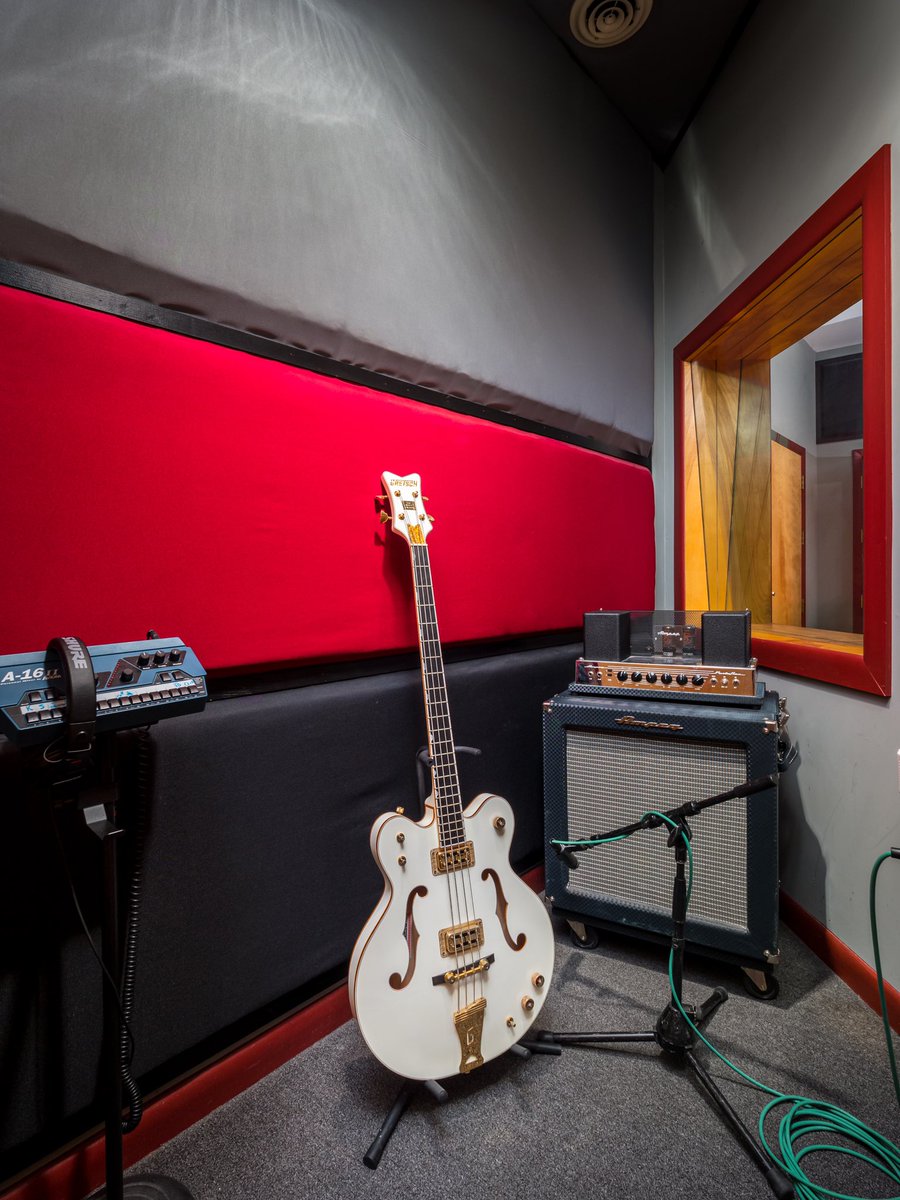 REAL2REELSTUDI0's tweet photo. A classic look,
a classic sound,
with classic gear.
What a view from isolation booth 3.
📸 Ryan McCutcheon
@gretsch
@Ampeg
@shure
@AviomInc
#GretschWhiteFalconBass
#AmpegFlipTopPortaFlexBassAmp
#AviomA16II
#ShureSM58
#Reel2RealStudios https://t.co/uMkRGM29Gm