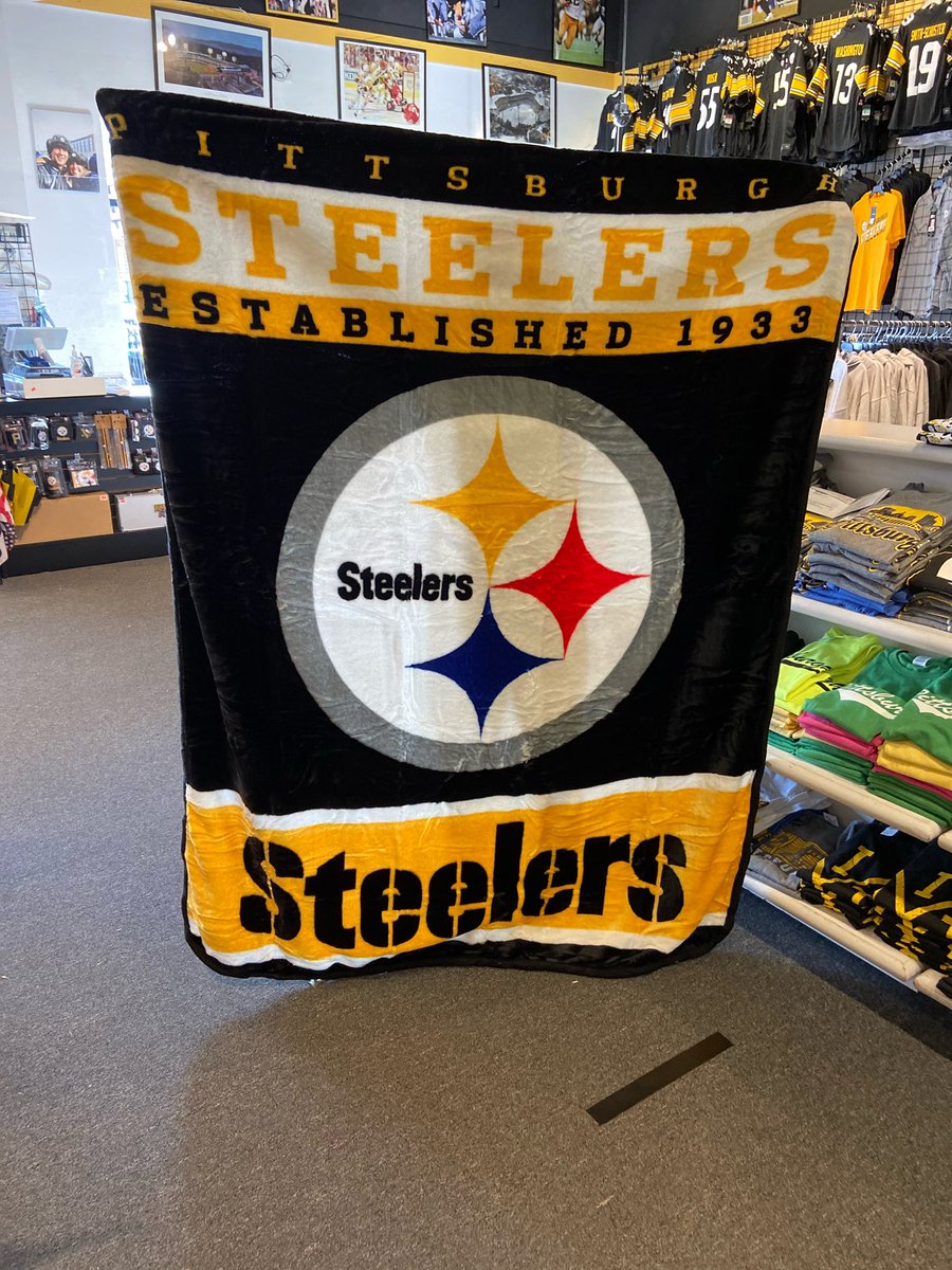 defyoupitt's tweet photo. Day two- Huge 60 x 80 plush blanket 
#7daysofgiveaways 

RT and follow us for a chance to win this.

Winner selected at 7PM https://t.co/MtYRgnkLU7