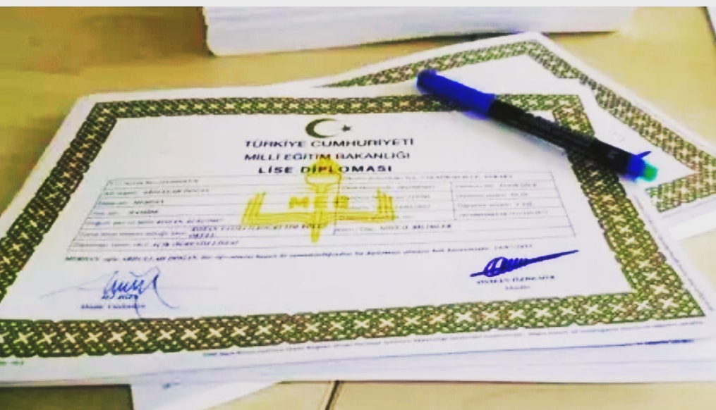 SarayonuHalk's tweet photo. Sabrın, çalışmanın,ilgi ve emeğin karşılığını alan tüm öğrencilerimizi tebrik ediyoruz..2019/3 dönem lise diplomalarınızi almanız için sizleri bekliyoruz..
@ybuyuk34 
@servetal61 
@SarayonuMem 
@hlmyldz42 
@AliBOZK68312810 
@HalilCulu https://t.co/2WAH10nxzS