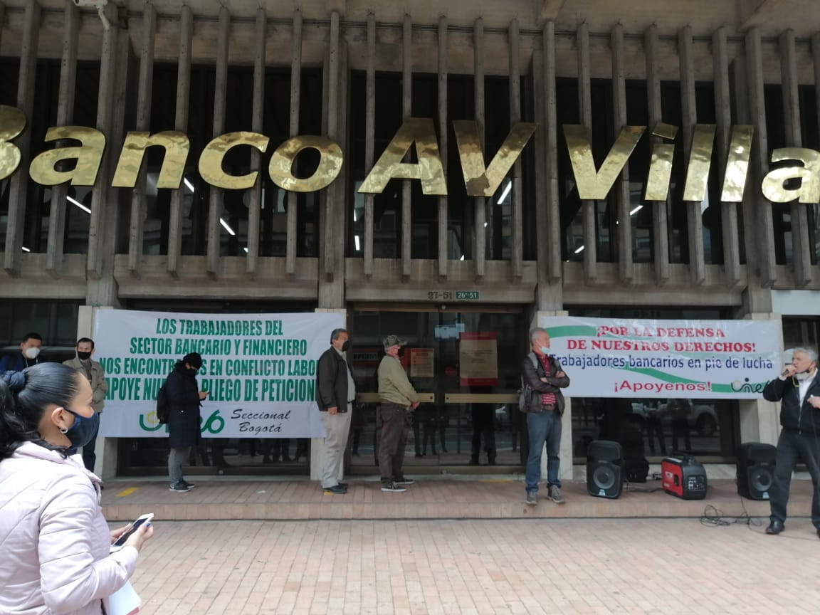 .<a href="/unebcolombia/">UNEB</a> presenta hoy Pliego de Peticiones en el Banco AV Villas, que busca el bienestar de sus trabajadores y familias.
Vamos por una Mejor Convención Colectiva  para los trabajadores y sus familias.

UNEB Presente!
