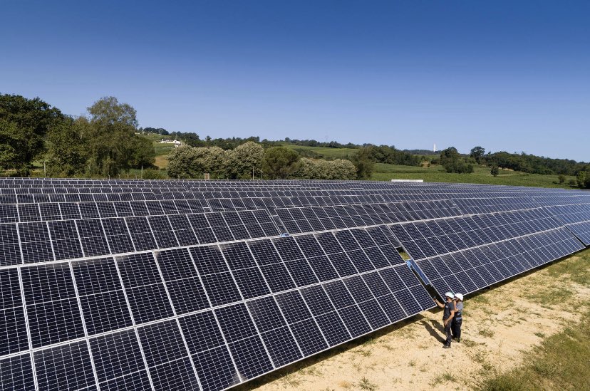 TotalEnergiesPR's tweet photo. ☀️🤝 @Total and #Lhoist sign a partnership for the co-development of #solar power plants at several sites in 🇫🇷
Near 200 000 photovoltaic panels with a capacity of 83 MW will be spread over 111 hectares #renewables #TotalQuadran https://t.co/iiYk4I1Xuf