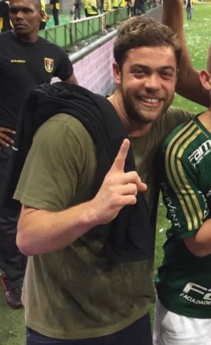 TW: Estupro.

A única coisa que podemos e devemos estando do lado de fora é não parar de falar sobre isso. Não pare de defender Mariana, e  principalmente NÃO parem de gritar o nome DELE. André Camargo de Aranha é um ESTUPRADOR e precisa ser preso.