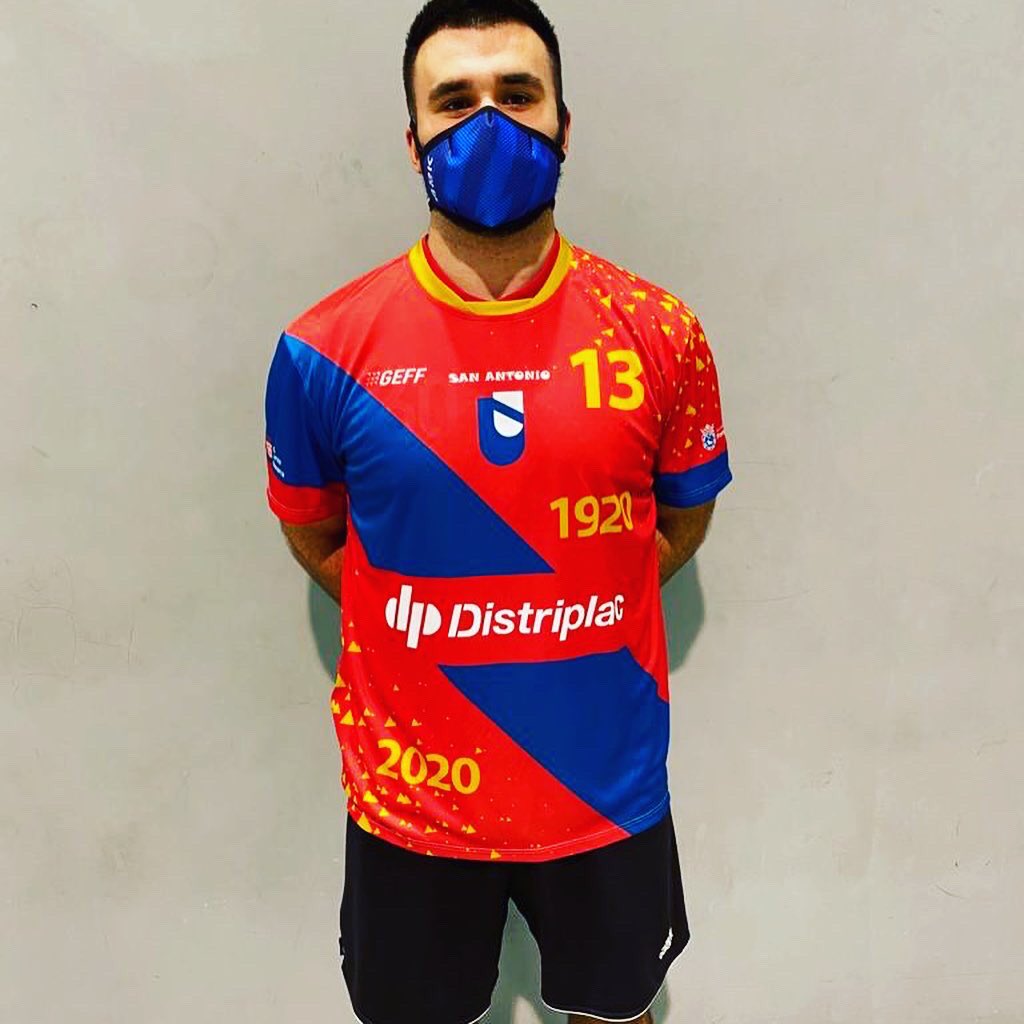 bmsanantonio's tweet photo. 🗣Así de bien queda nuestra camiseta del centenario y la camiseta de juego para esta temporada, no te quedes sin la tuya, hasta el día 9.11.2020 el plazo para solicitarlas sigue en pie.

Escríbenos en sanantoniobalonmano@hotmail.com https://t.co/8BCSRern0t
