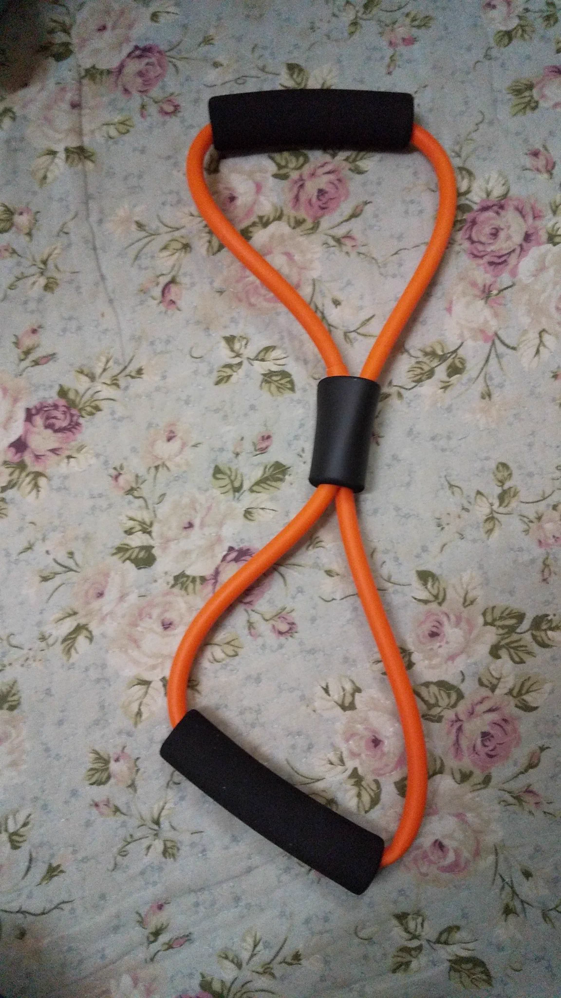 使ってないトレーニング用のチューブが似たような形をしていたのでやってみましたが確かに巻肩が軽減されたように思います。
タイツの方が細く肌に優しいかもしれません。
こういう100均のやつです。
我が家では破れタイツを色んなことにつかうので余りませんでした…  