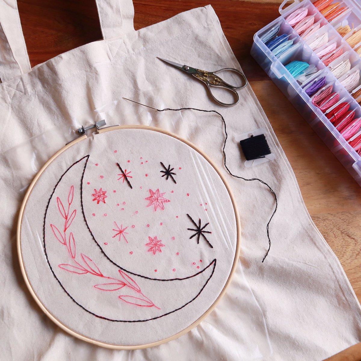 _velvetfox_'s tweet photo. @LauraHadleyx Hey! I run a little vintage homewares shop, @ThriftyFox_ on Etsy and Depop.. I also dabble in a little hand embroidery 🙂 I have some festive tote bags up on the shop and more to come. Great alternatives to standard gift bags! 

Here’s a sneak peek at the tote I’m working on 🌙 https://t.co/C6JrclZwqg