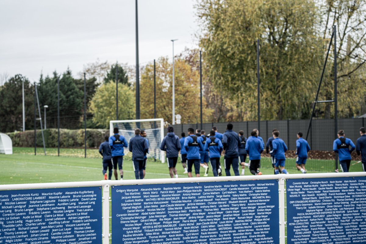 RCSA's tweet photo. 💙 𝐌𝐄𝐑𝐂𝐈 !
Que vous soyez supporter, sponsor, partenaire, abonné entreprise ou CSE, vous avez, par votre générosité, participé au financement des nouveaux terrains d'entraînement.

🔤 Quelques uns d'entre vous accompagnent désormais nos joueurs au quotidien 😍 https://t.co/Yt7FS4D9vW
