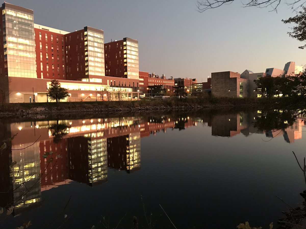 DanMatheson's tweet photo. Love this campus #uiowa #IowaCity #IowaRiver #sunset https://t.co/hh3tHO2oGQ