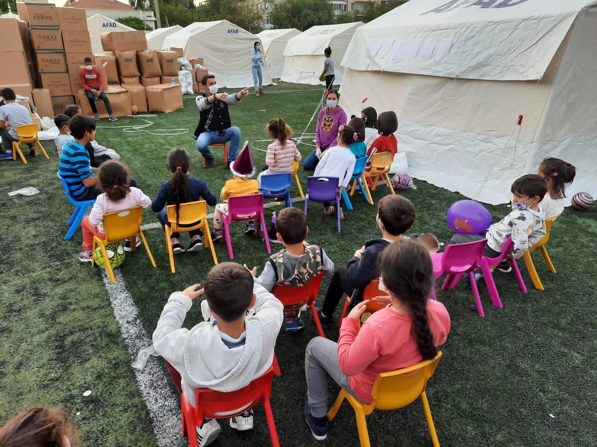 #KalbimEgede psikososyal destek programımız kapsamında #İzmir’de kurulan çadır kentlerde çocuklarımızla buluştuk, onların yanında olduk. 💜