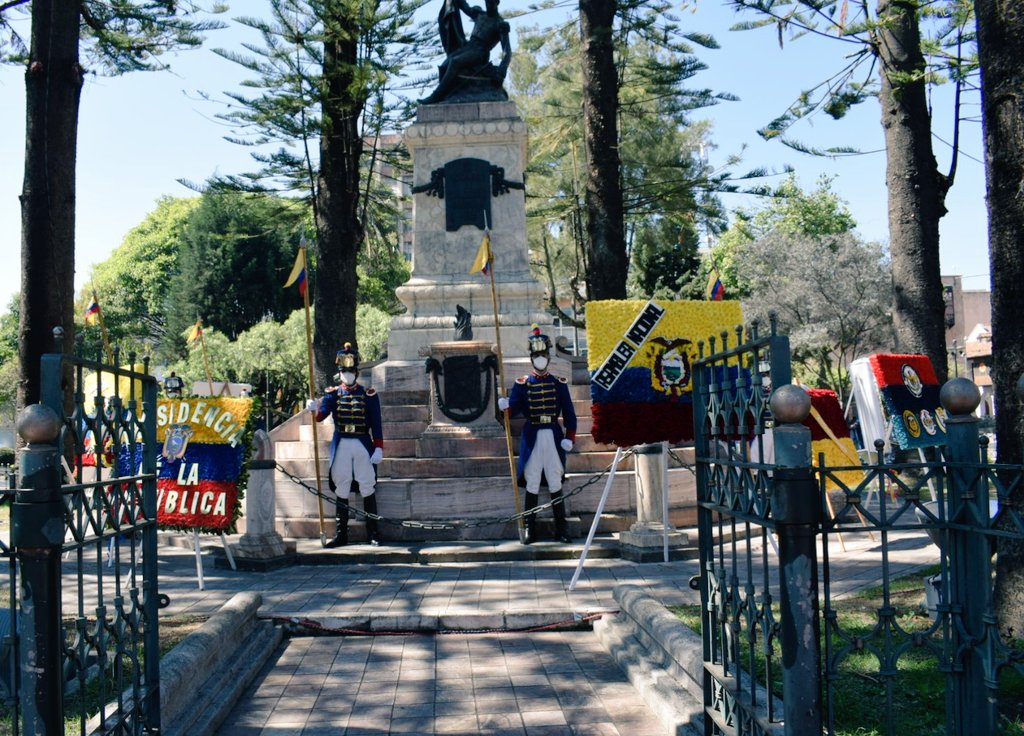 _REDInformativa's tweet photo. Esta mañana, en el Parque Calderón, se realizó la ceremonia de ofrenda floral en homenaje a Cuenca por sus 200 años de independencia. https://t.co/q4uog0FZ5O