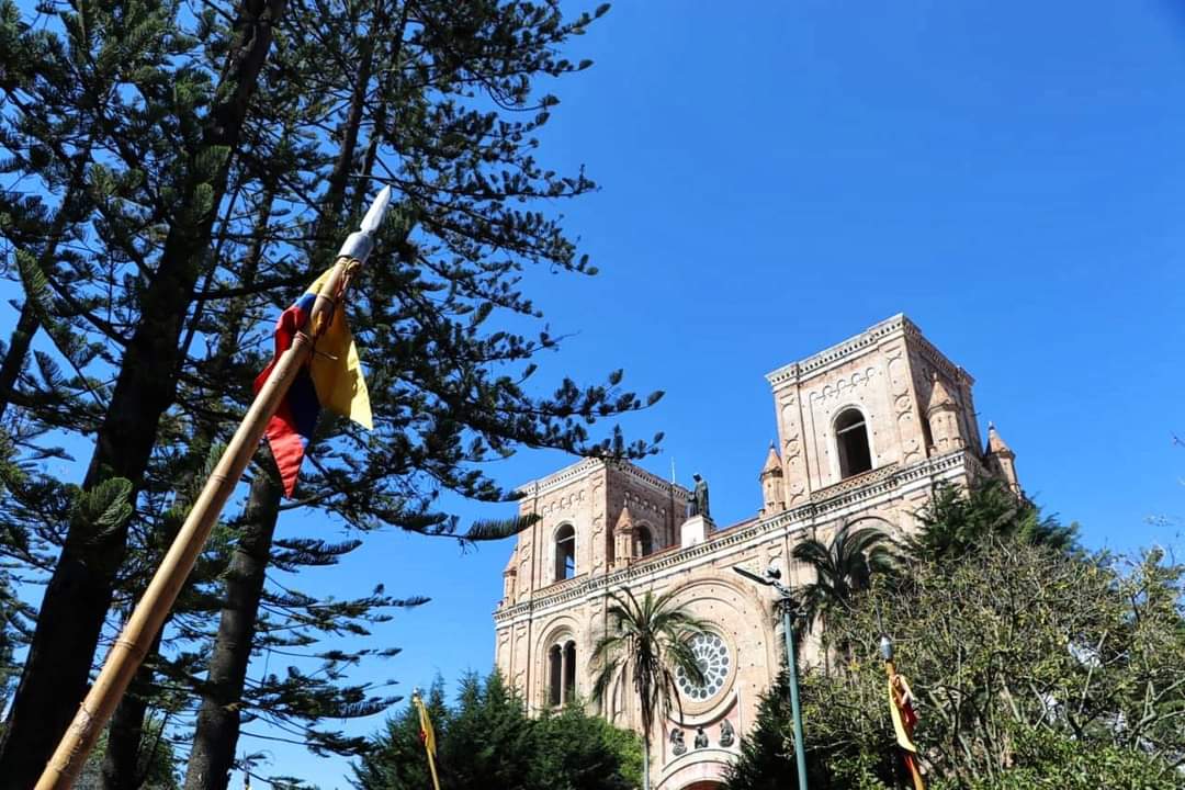 _REDInformativa's tweet photo. Esta mañana, en el Parque Calderón, se realizó la ceremonia de ofrenda floral en homenaje a Cuenca por sus 200 años de independencia. https://t.co/q4uog0FZ5O