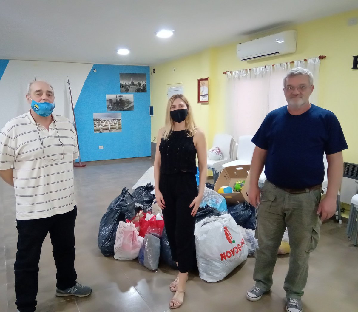 pampizzi's tweet photo. Esta mañana las donaciones de las abuelas que coordino para la municipalidad llegaron al centro de ex combatientes, quienes van a llevar ropa y alimentos a las personas que viven en las islas. #abuelassolidarias #excombatientes #sanlorenzosolidaria https://t.co/CMWqPsGADC